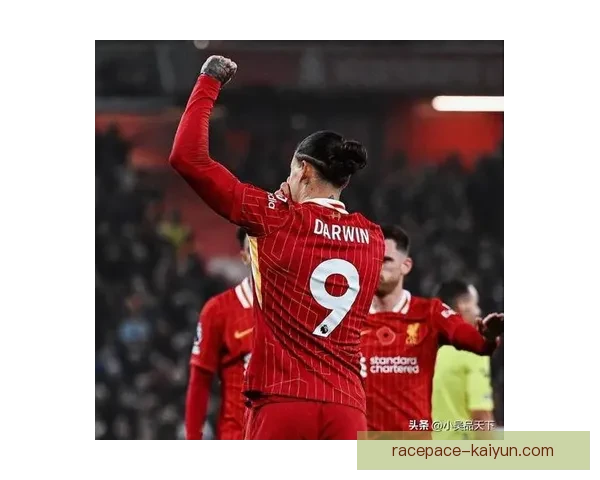 曼联新赛季表现起伏不定，球迷期待球队状态回暖落实重回巅峰之路