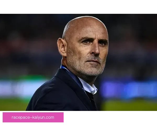 赫鲁斯蒂奇中场风格逐渐显现,表现稳健备受关注 赫鲁斯蒂奇中场风格逐渐显现,表现稳健备受关注